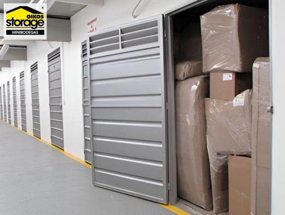 Pasillo de bodegas con cajas